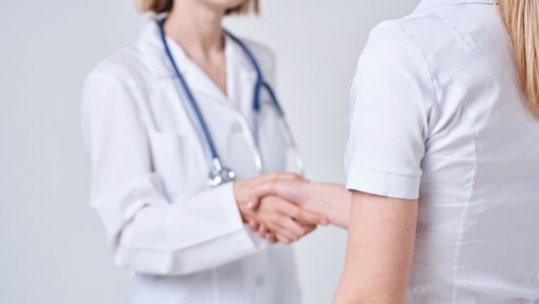 看護師転職サイト利用の流れにおける内定と条件交渉について
